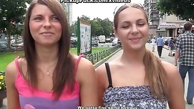 zwei sexy Mädchen in hot outdoor ficken