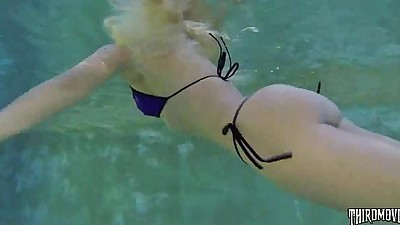 شقراء فتاة مارس الجنس تحت الماء