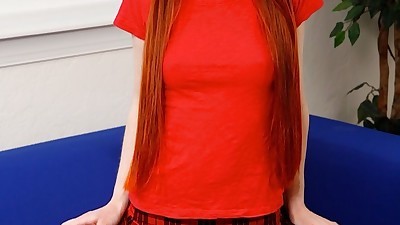 सुंदर लाल बालों वाली डॉली मसाला छिलके