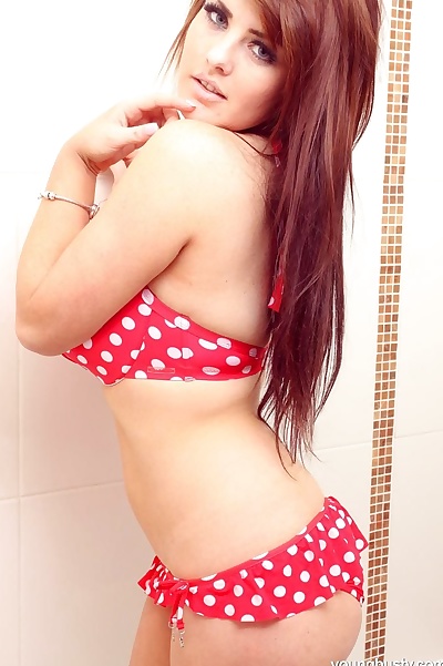 सुंदर लाल बालों वाली किशोरी robyn wets उसके बड़े प्राकृतिक स्तनों में के बाथटब