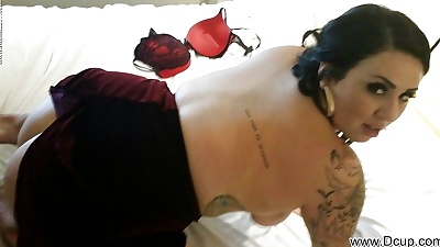 性感的 latina 脂肪 布赖恩 玫瑰 喜欢 的 感觉 的 你的 凝视 上 她的 皮肤