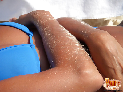 Kıllı sarışın Lori anderson rahatlatır Üzerinde bir Plaj içinde onu Bikini ve güneş gözlüğü