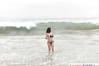 грудастая женщина с Удивительно кривые Пета Йенсен Позирует ню :по: В Пляж