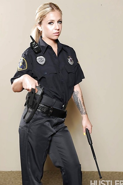 соло девушка Мэделин Монро выпуская сиськи от полиция униформа