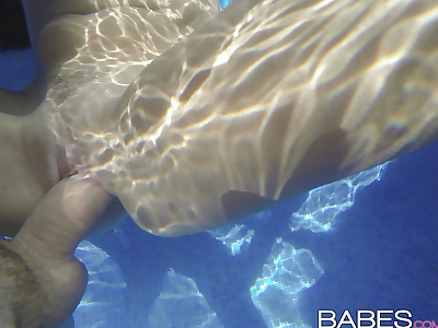 Martina Gold and boyfriend frolic underwater before anal sex by pool