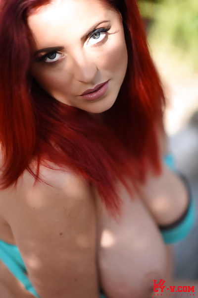 sexy redhead praller LUCY V deckt Ihr Big Natürliche Brüste außerhalb