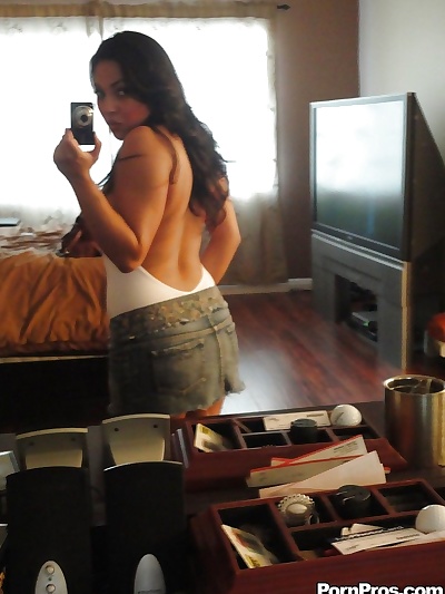 Sensuelle latina Femelle Adriana Luna l'accrochage selfies de Son gros naturel titties