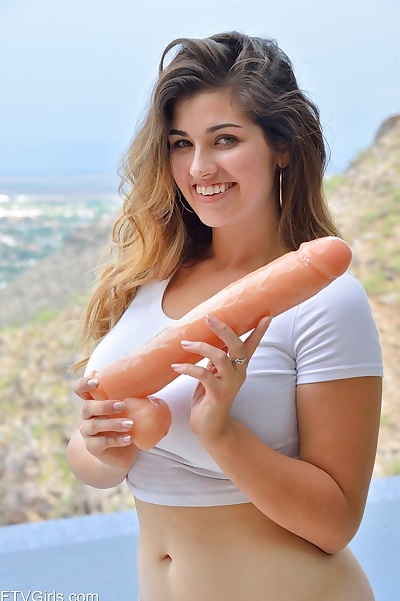 सुंदर किशोरी लड़की सम्मिलित करता है एक विशाल dildo में उसके चूत इससे पहले स्वयं मुठ्ठी घुसाना