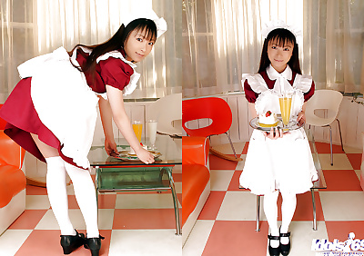 подросток Азии Горничная с Крошечные сиськи Emiru Момосэ Скольжения офф ее униформа