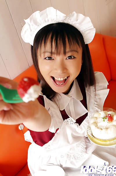 Adolescente asiatico cameriera Con piccolo Tette Emiru Momose Scivolare off Il suo uniforme