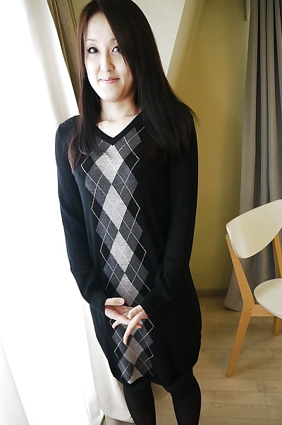 Asiatische Brünette Riko kariya posing für Nicht Nackt Aufnahmen in Stiefel und Schlauch