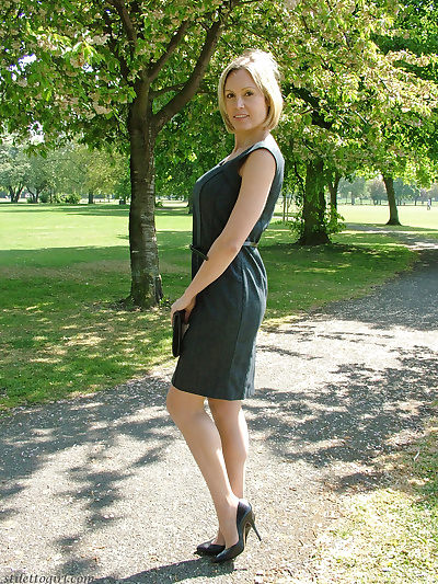 Vêtu entreprise Femme montre off Son sexy les jambes dans haute talons dans l' Parc