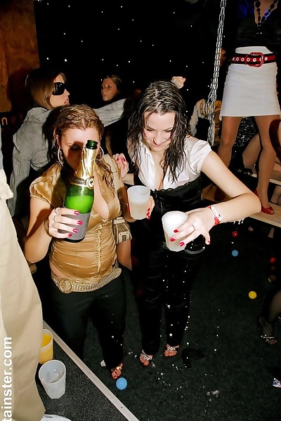 пьяный Птенцы Обдать сами в Шампанское перед сосать Хуй в ночной клуб