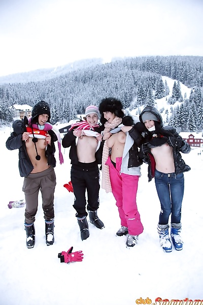 thiếu niên cô gái chơi les tình dục trò chơi sau một ngày những đánh trượt tuyết