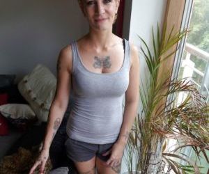 татуированные первый Таймер мисс  освобождая круглый Зад от
