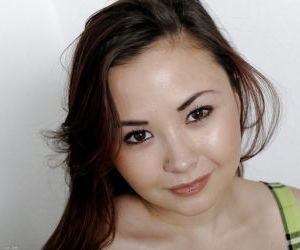 جميلة الآسيوية أولا توقيت كيتا زين نشر جميلة في سن المراهقة