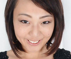 Belle Asiatique amateur Miko Dai répandre cul les joues