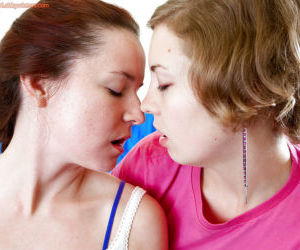 Lesbische vrouwen Annabelle Lee en Kara D vinger neuken en Likken