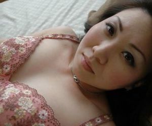 Asian MILF gets rid of her lingerie and exposes her hairy..