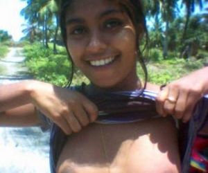 चित्र देसी गांव किशोरी दिखा रहा है स्तन
