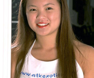 Amateur asiatique sweetie Tina sportif underboobage avant