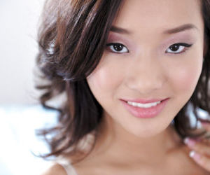 Asiatische Pornostar Alina Li ist Necken Ihr Rasiert pussy Während