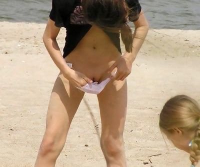nastolatek usuwa piasek Od Bikini dno przypadkowo pokazuje cipki